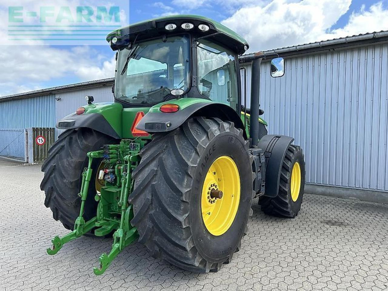 Farm tractor John Deere 7230r: picture 22