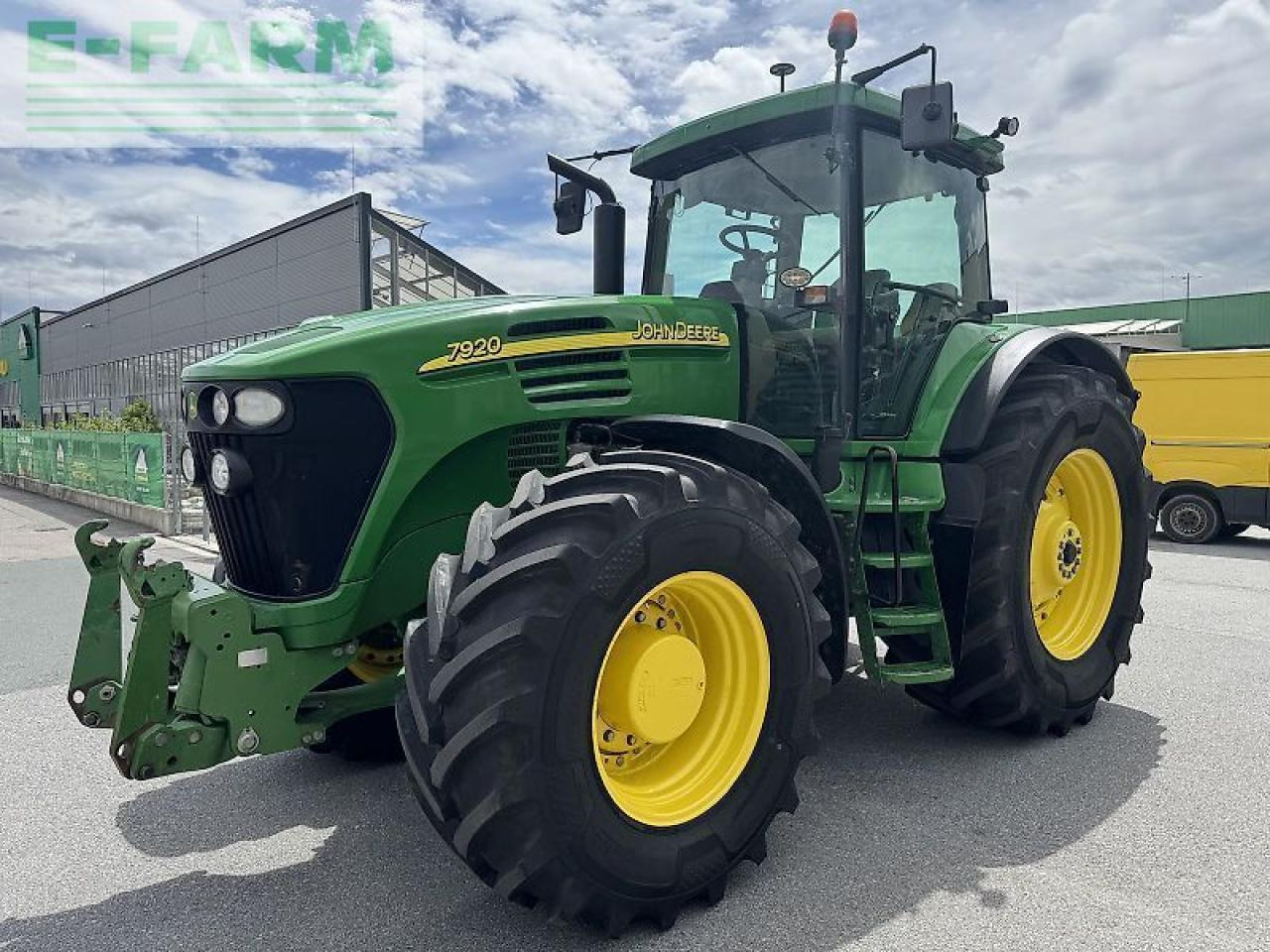 John Deere 7920 - Farm tractor: picture 1 John Deere 7920 - Farm tractor: picture 1