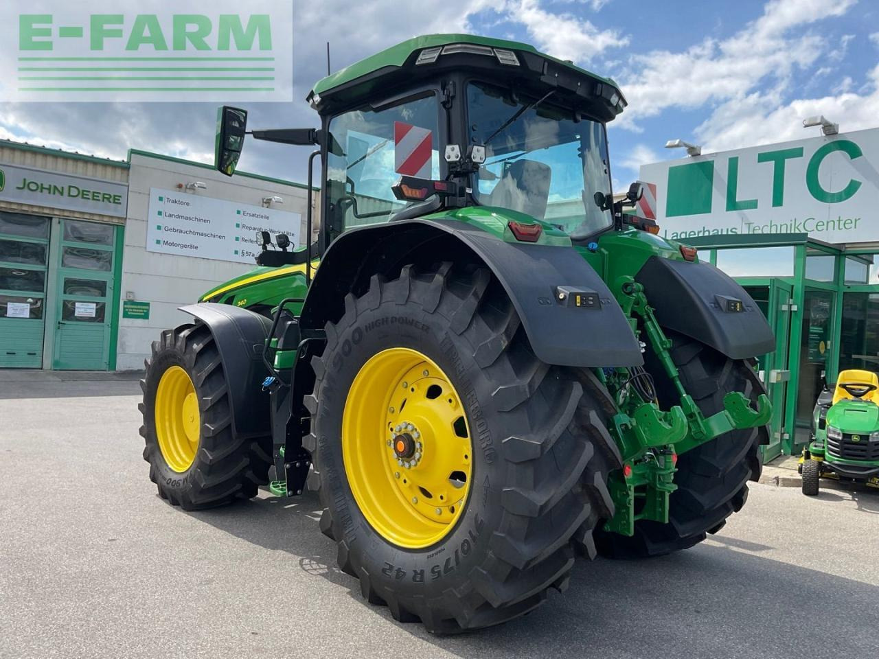 Farm tractor John Deere 8R340: picture 6