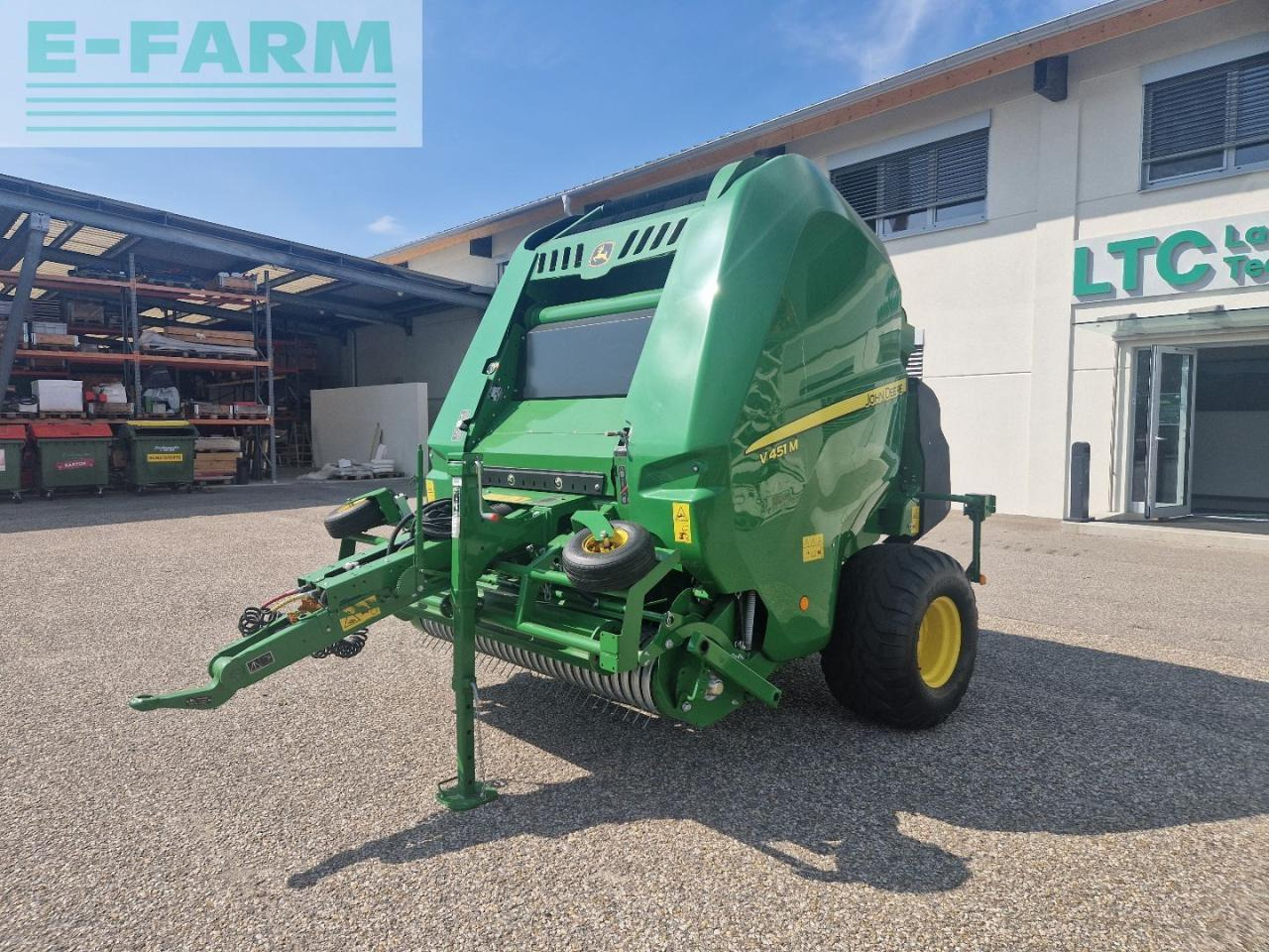 John Deere V451M - Square baler: picture 1 John Deere V451M - Square baler: picture 1