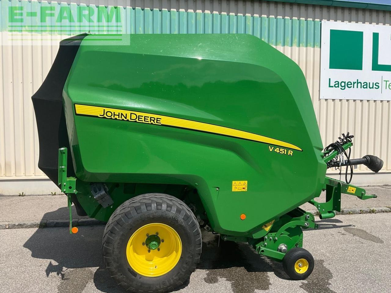 John Deere V451R - Square baler: picture 2 John Deere V451R - Square baler: picture 2