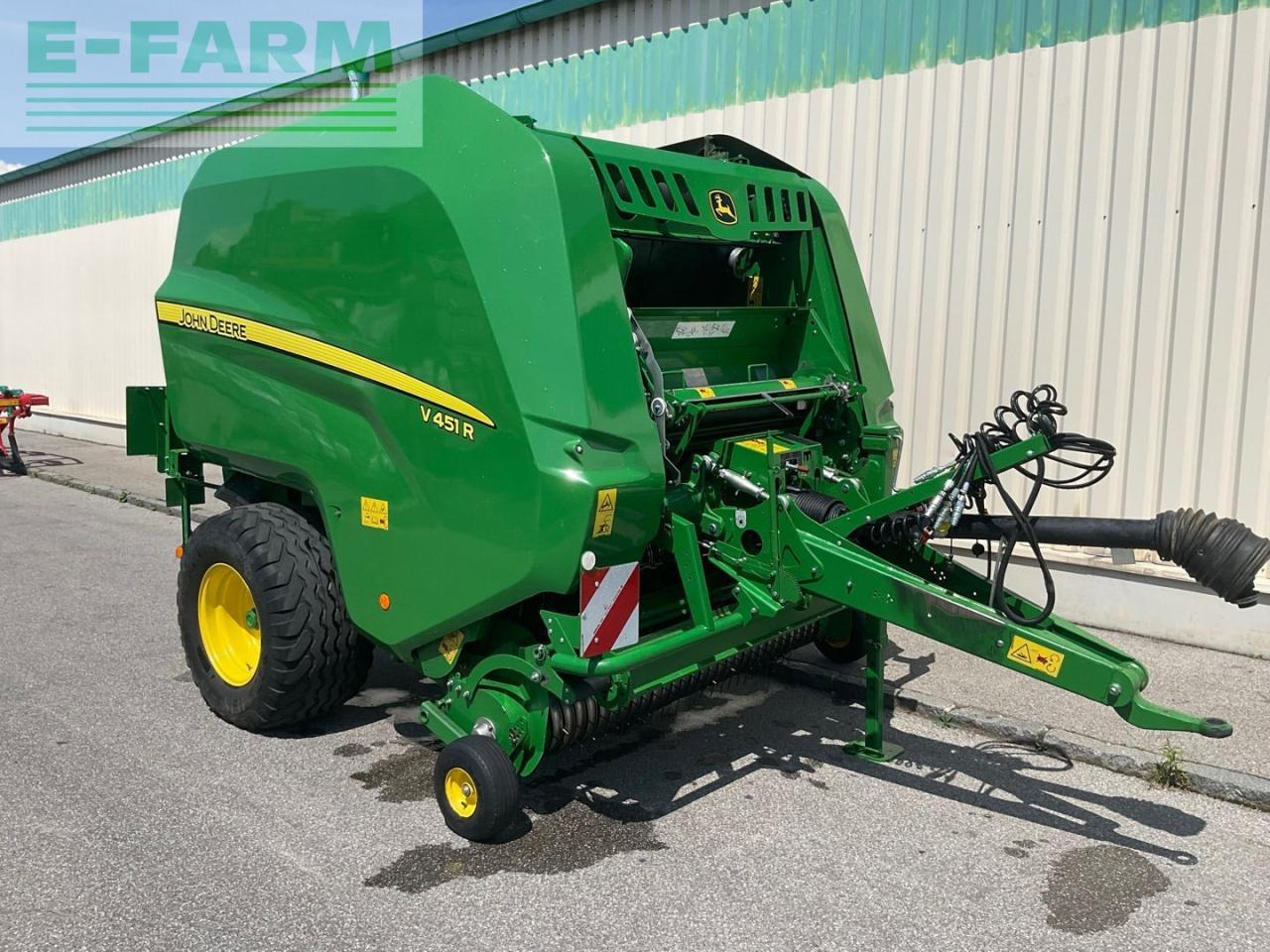 John Deere V451R - Square baler: picture 1 John Deere V451R - Square baler: picture 1