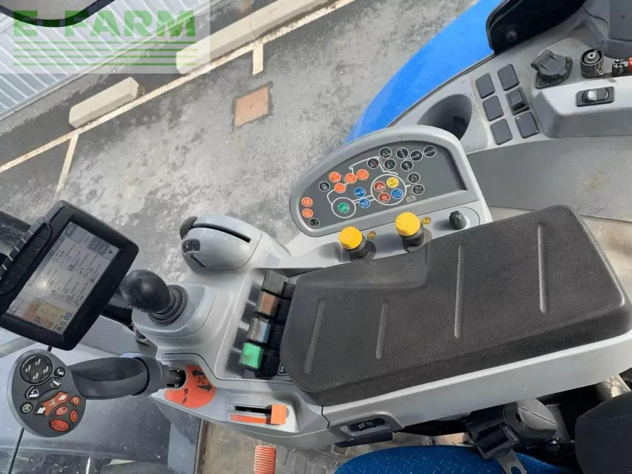 New Holland t7.235 auto command - Farm tractor: picture 5 New Holland t7.235 auto command - Farm tractor: picture 5