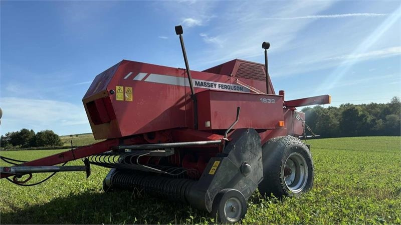Massey Ferguson 1839 Småballe presser - Bale wrapper: picture 1 Massey Ferguson 1839 Småballe presser - Bale wrapper: picture 1