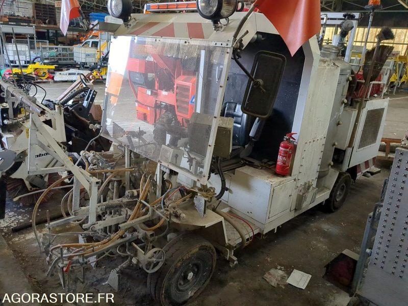 Scooter peinture routiere - Construction machinery: picture 1 Scooter peinture routiere - Construction machinery: picture 1