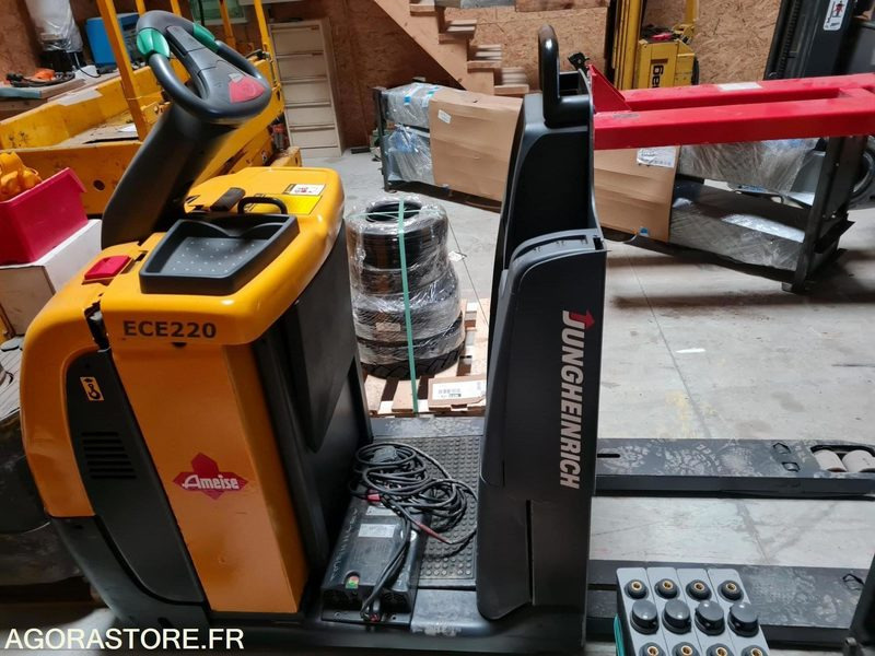 PREPARATEUR DE COMMANDE JUNGHEINRICH ECE220 - 2012 - 2391 HEURES - Material handling equipment: picture 1 PREPARATEUR DE COMMANDE JUNGHEINRICH ECE220 - 2012 - 2391 HEURES - Material handling equipment: picture 1