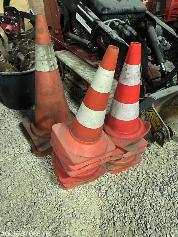 Matériel signalisation Borne, filet orange et panneaux vert/rouge - Construction equipment: picture 5 Matériel signalisation Borne, filet orange et panneaux vert/rouge - Construction equipment: picture 5