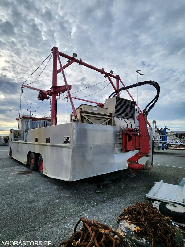 BATEAU A MOTEUR AMPHIBIE - LA BELLE DE CANCALE - Other machinery: picture 4 BATEAU A MOTEUR AMPHIBIE - LA BELLE DE CANCALE - Other machinery: picture 4