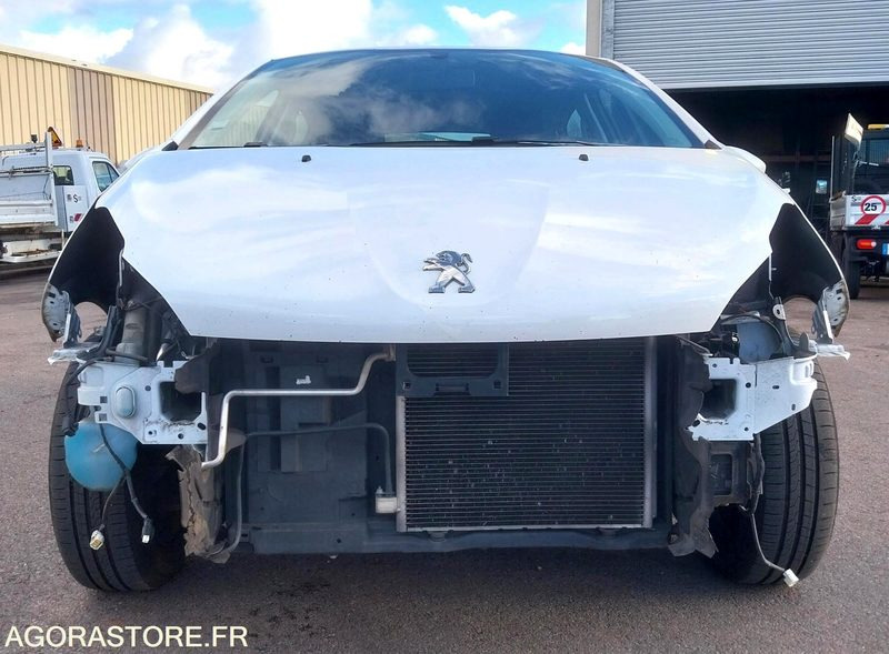 PEUGEOT 208 - 2018 - 121361km - ESSENCE - pour pièces - Car: picture 2 PEUGEOT 208 - 2018 - 121361km - ESSENCE - pour pièces - Car: picture 2