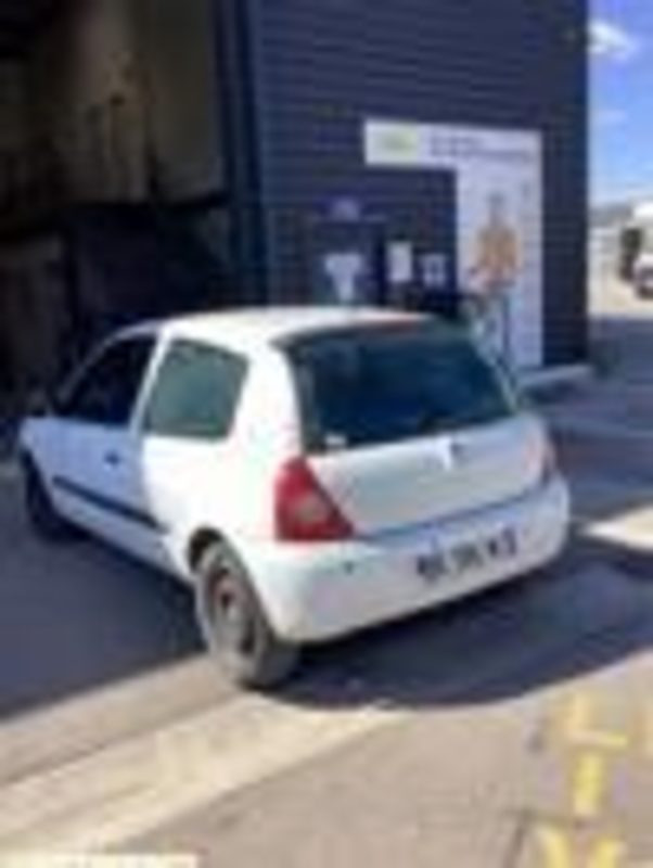 Renault Clio - 2012 - 181569kms (P0402825) - Car: picture 4 Renault Clio - 2012 - 181569kms (P0402825) - Car: picture 4