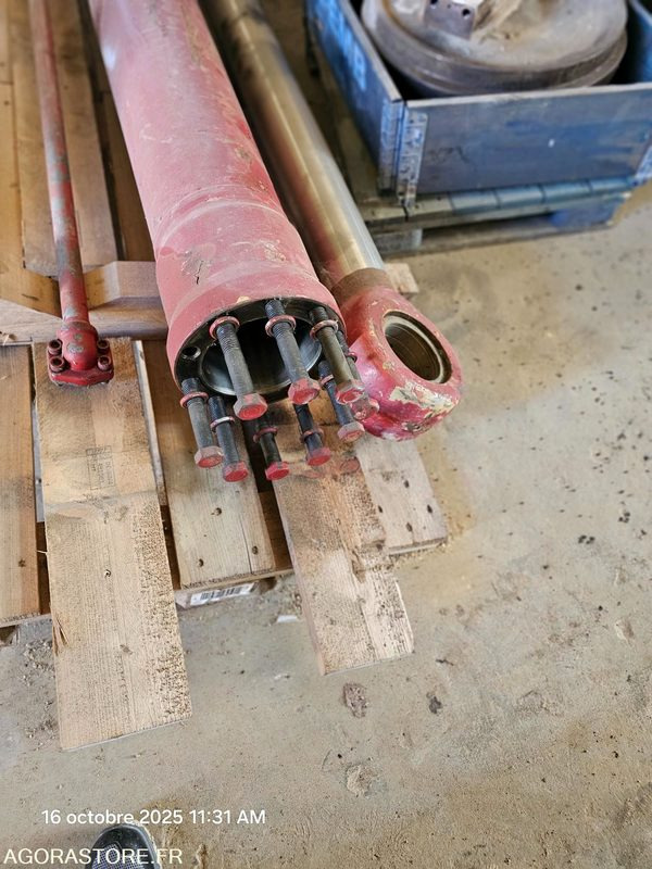 VERIN DE BALANCIER POUR PELLE LIEBHERR R974C - Spare parts for Construction machinery: picture 2 VERIN DE BALANCIER POUR PELLE LIEBHERR R974C - Spare parts for Construction machinery: picture 2