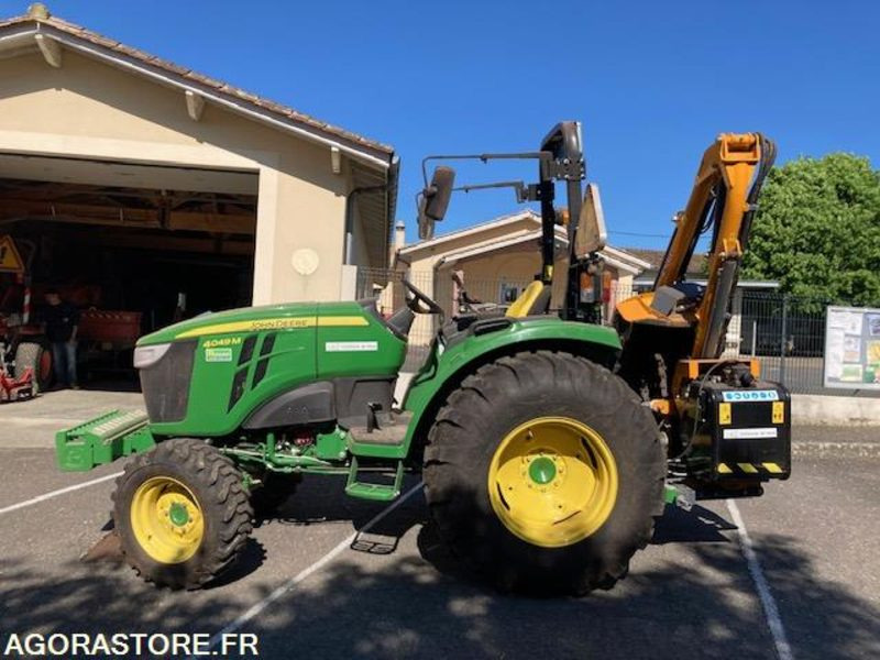 TRACTEUR JOHN DEERE - 2019 - Farm tractor: picture 1 TRACTEUR JOHN DEERE - 2019 - Farm tractor: picture 1