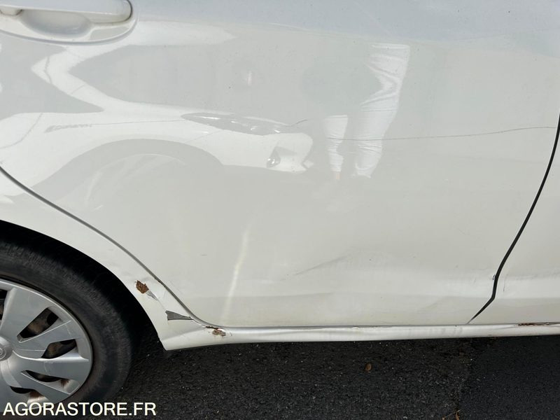 YARIS HYBRIDE AUTOMATIQUE / 2015 / 117 353KMS / VEHICULE ROULANT MAIS ENDOMMAGE - Car: picture 3 YARIS HYBRIDE AUTOMATIQUE / 2015 / 117 353KMS / VEHICULE ROULANT MAIS ENDOMMAGE - Car: picture 3