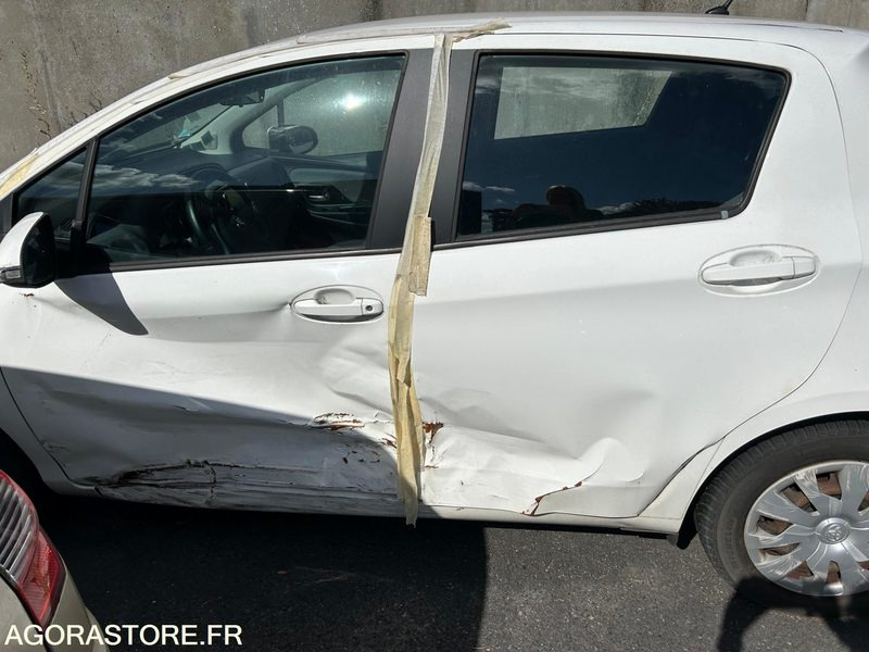 YARIS HYBRIDE AUTOMATIQUE / 2015 / 83416 KMS / NE ROULE PLUS - Car: picture 2 YARIS HYBRIDE AUTOMATIQUE / 2015 / 83416 KMS / NE ROULE PLUS - Car: picture 2