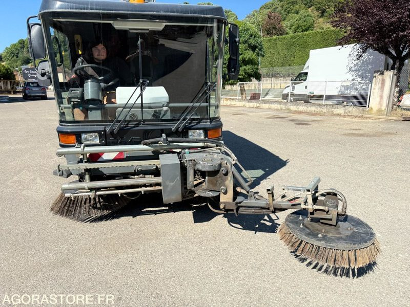 Balayeuse aspiratrice MATHIEUX C 560-2003-6077 Heures - Road sweeper: picture 5 Balayeuse aspiratrice MATHIEUX C 560-2003-6077 Heures - Road sweeper: picture 5