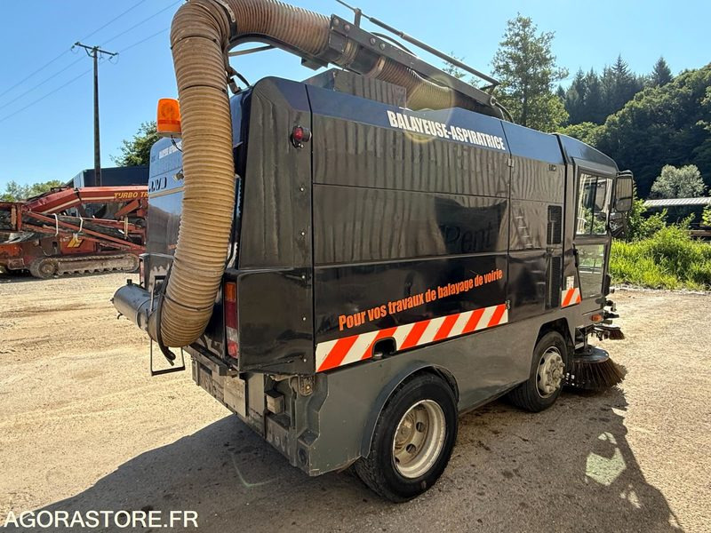 Balayeuse aspiratrice MATHIEUX C 560-2003-6077 Heures - Road sweeper: picture 4 Balayeuse aspiratrice MATHIEUX C 560-2003-6077 Heures - Road sweeper: picture 4