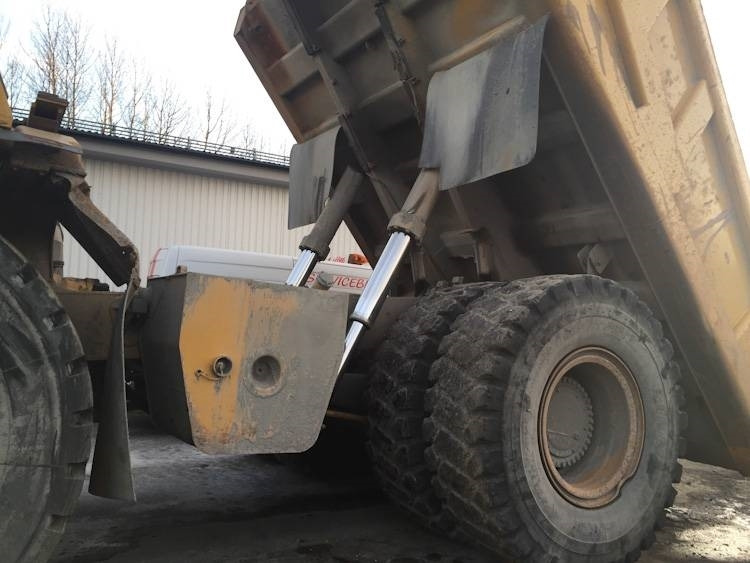 Rigid dumper/ Rock truck CAT 775 D: picture 6
