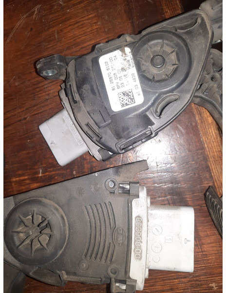 MAN  - Pedal: picture 2 MAN  - Pedal: picture 2