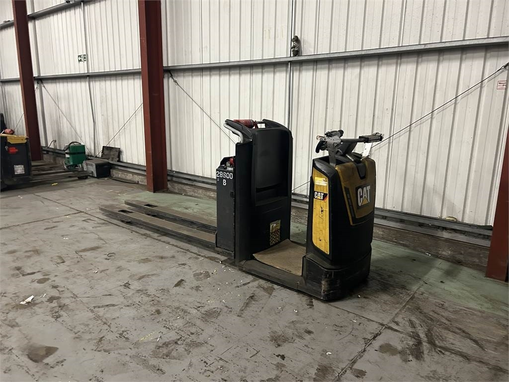 CAT NO2ONE - Pallet truck: picture 3 CAT NO2ONE - Pallet truck: picture 3