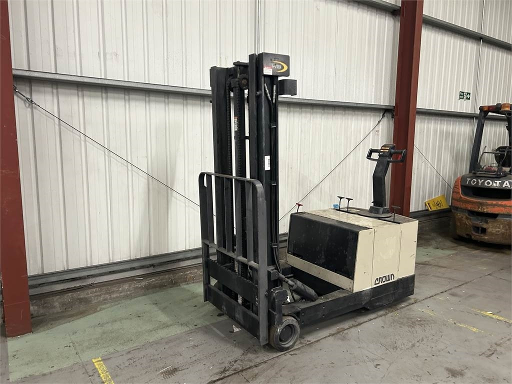 Crown 40WBTL - Pallet truck: picture 2 Crown 40WBTL - Pallet truck: picture 2