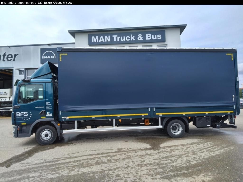 MAN TGL (TG3) 12.250 4x2 BL CH Plane und Spiegel, LB - Curtainsider truck: picture 3 MAN TGL (TG3) 12.250 4x2 BL CH Plane und Spiegel, LB - Curtainsider truck: picture 3