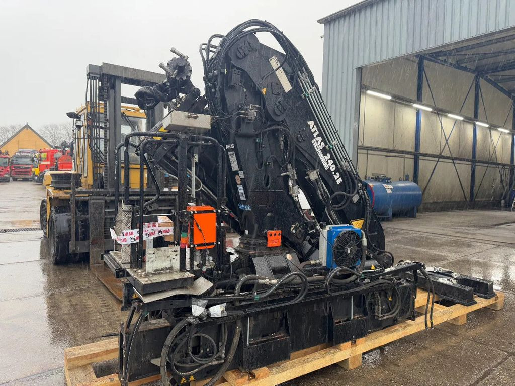 Atlas 240.2E-A3 + REMOTE CONTROL + 5E & 6E FUNCTIE 240 - Loader crane: picture 4 Atlas 240.2E-A3 + REMOTE CONTROL + 5E & 6E FUNCTIE 240 - Loader crane: picture 4