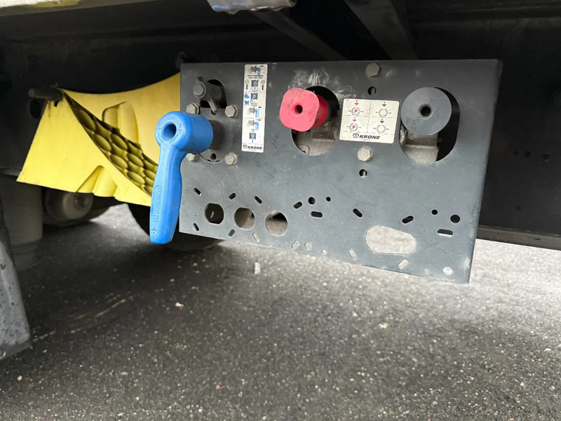 Leasing of Krone SD - 3 AXLE + SLIDING ROOF Krone SD - 3 AXLE + SLIDING ROOF: picture 13 Leasing of Krone SD - 3 AXLE + SLIDING ROOF Krone SD - 3 AXLE + SLIDING ROOF: picture 13