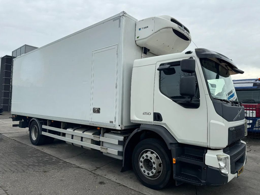 Volvo FE 250 4X2 - EURO 6 + THERMOKING T-500R + DHOLLA - Refrigerator truck: picture 3 Volvo FE 250 4X2 - EURO 6 + THERMOKING T-500R + DHOLLA - Refrigerator truck: picture 3