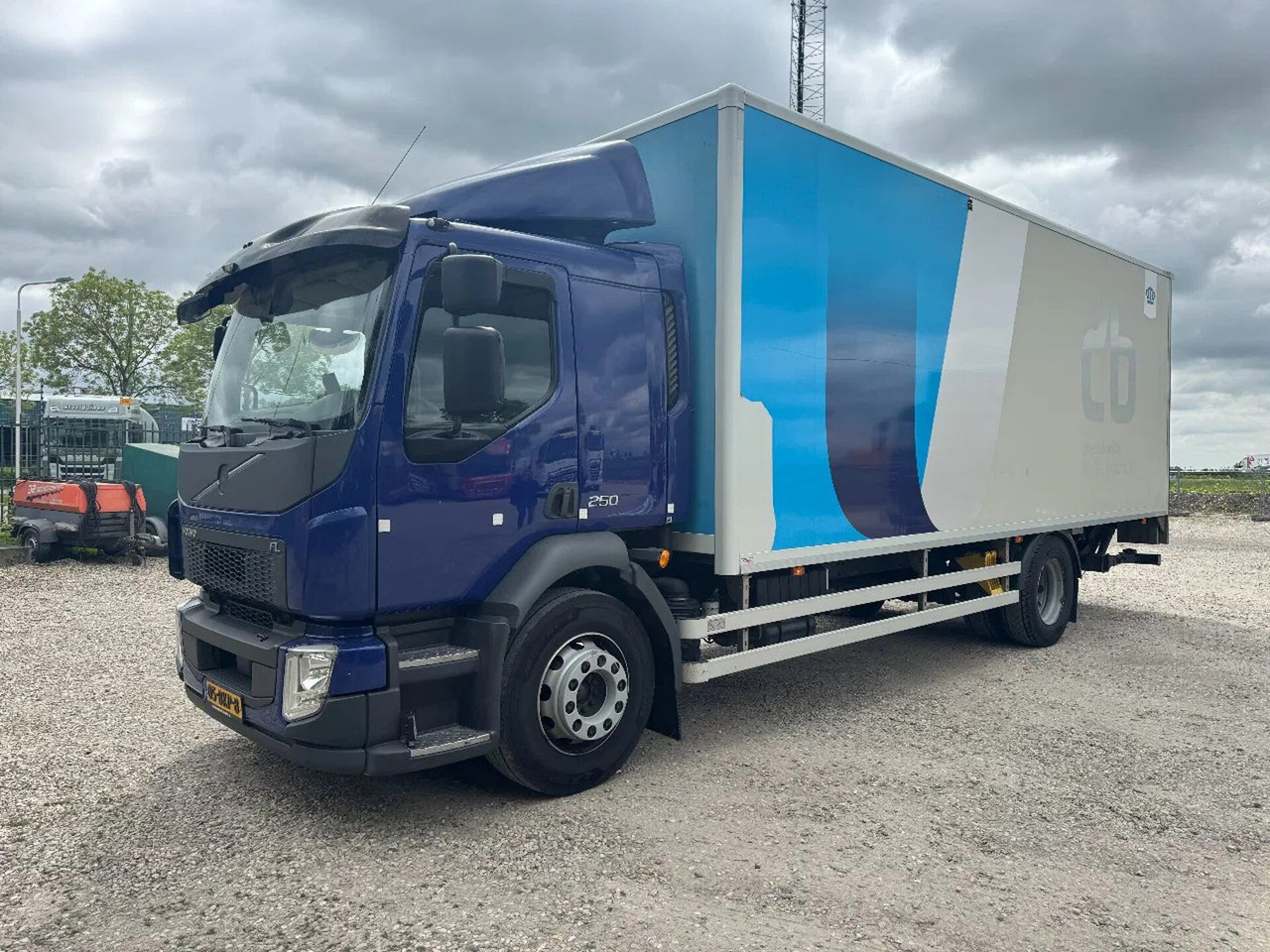 Volvo FL 250 4X2 3 UNITS CARGO LOCK + DHOLLANDIA LIFT - Box truck: picture 5 Volvo FL 250 4X2 3 UNITS CARGO LOCK + DHOLLANDIA LIFT - Box truck: picture 5