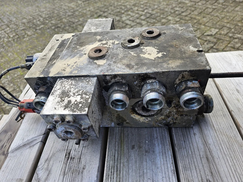 Legras Besturingsventiel 02 E-bediend (compleet) - Control valve - Hydraulics for Truck: picture 1 Legras Besturingsventiel 02 E-bediend (compleet) - Control valve - Hydraulics for Truck: picture 1