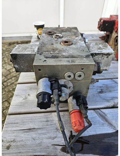 Legras Besturingsventiel 02 E-bediend (compleet) - Control valve - Hydraulics for Truck: picture 5 Legras Besturingsventiel 02 E-bediend (compleet) - Control valve - Hydraulics for Truck: picture 5
