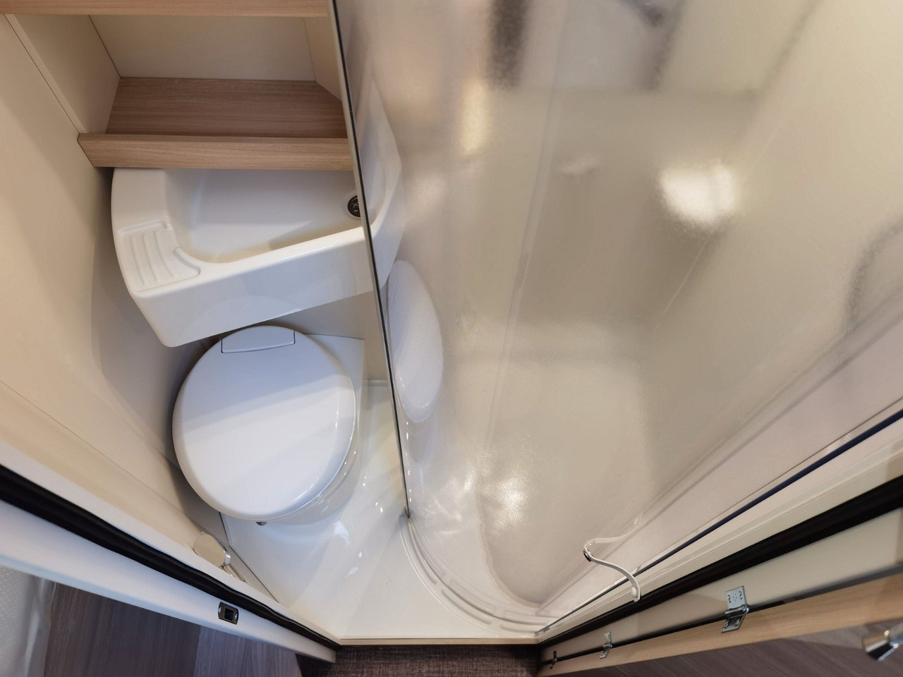 Alcove motorhome Eura Mobil ACTIVA ONE 690 HB / 180PS-40H MAXI/ PANORAMADACH: picture 21