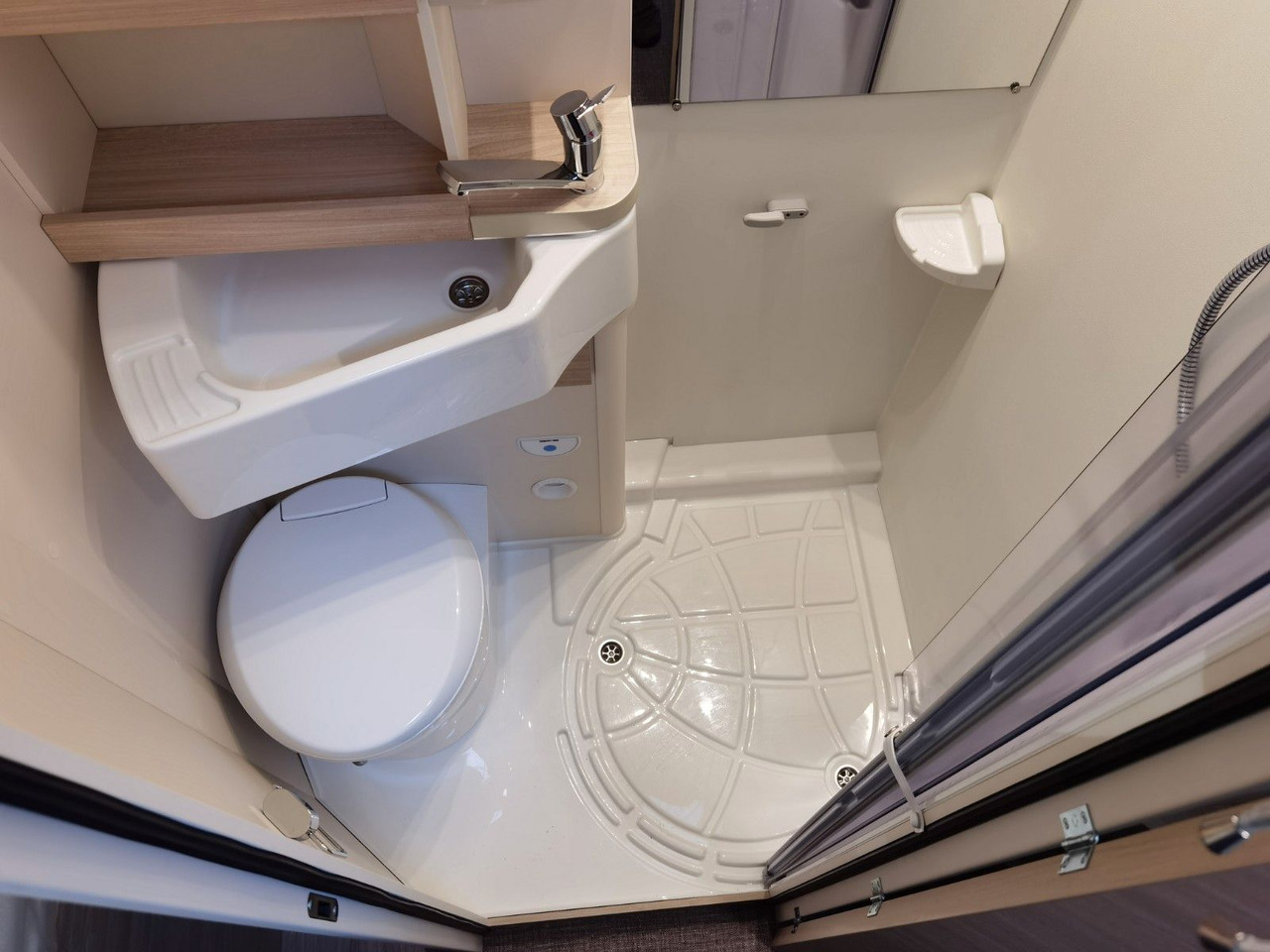 Alcove motorhome Eura Mobil ACTIVA ONE 690 HB / 180PS-40H MAXI/ PANORAMADACH: picture 20