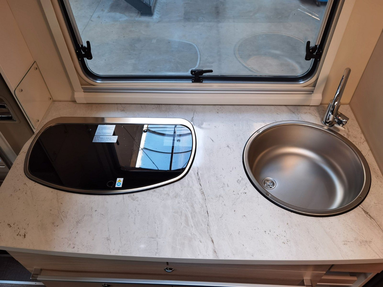 Alcove motorhome Eura Mobil ACTIVA ONE 690 HB / 180PS-40H MAXI/ PANORAMADACH: picture 16