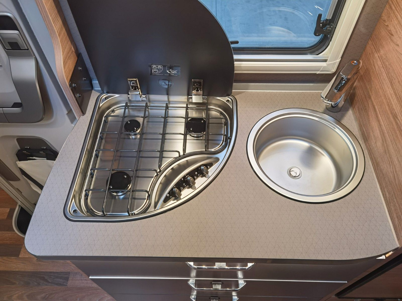 Semi-integrated motorhome Weinsberg CARACOMPACT 600 MEG PEPPER / 8G. - AUTOMATIK: picture 16