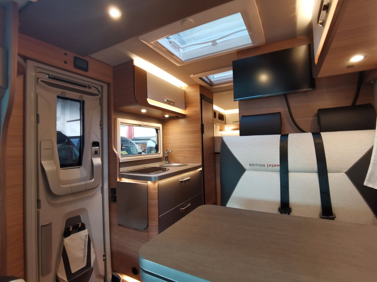 Semi-integrated motorhome Weinsberg CARACOMPACT 600 MEG PEPPER / 8G. - AUTOMATIK: picture 12