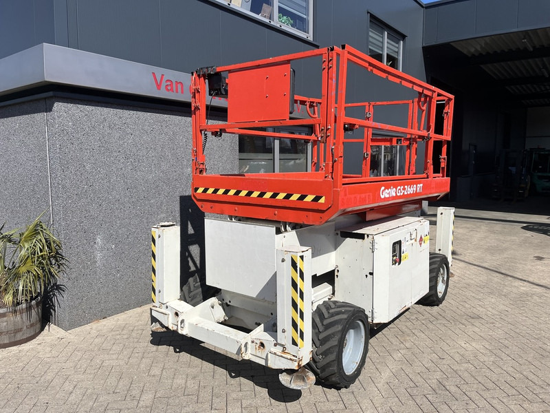 Genie GS 2669 RT Hoogwerker / arbeitsbuhne - Scissor lift: picture 2 Genie GS 2669 RT Hoogwerker / arbeitsbuhne - Scissor lift: picture 2