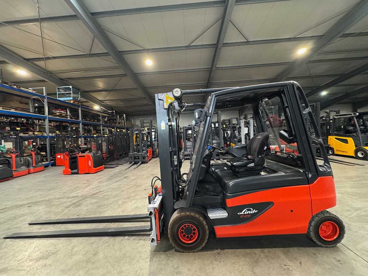 03/2019 SERVICE+UVV 11/2026 LINDE E25 2,500KG DUPLEX FREE LIFT 3RD + 4TH VALVE FORK ADJUSTER ELECTRIC FORKLIFT 7,041 HOURS - Forklift: picture 2 03/2019 SERVICE+UVV 11/2026 LINDE E25 2,500KG DUPLEX FREE LIFT 3RD + 4TH VALVE FORK ADJUSTER ELECTRIC FORKLIFT 7,041 HOURS - Forklift: picture 2
