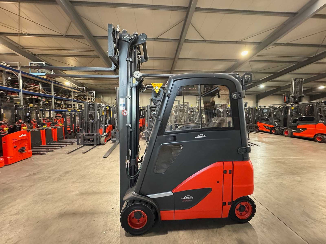 18/2023 SERVICE + UVV 10/2026 LINDE E20PH-02 2.000KG 3.+4. VALVE ELECTRIC FORKLIFT 3.988 HOURS TIRES NEW - Forklift: picture 1 18/2023 SERVICE + UVV 10/2026 LINDE E20PH-02 2.000KG 3.+4. VALVE ELECTRIC FORKLIFT 3.988 HOURS TIRES NEW - Forklift: picture 1