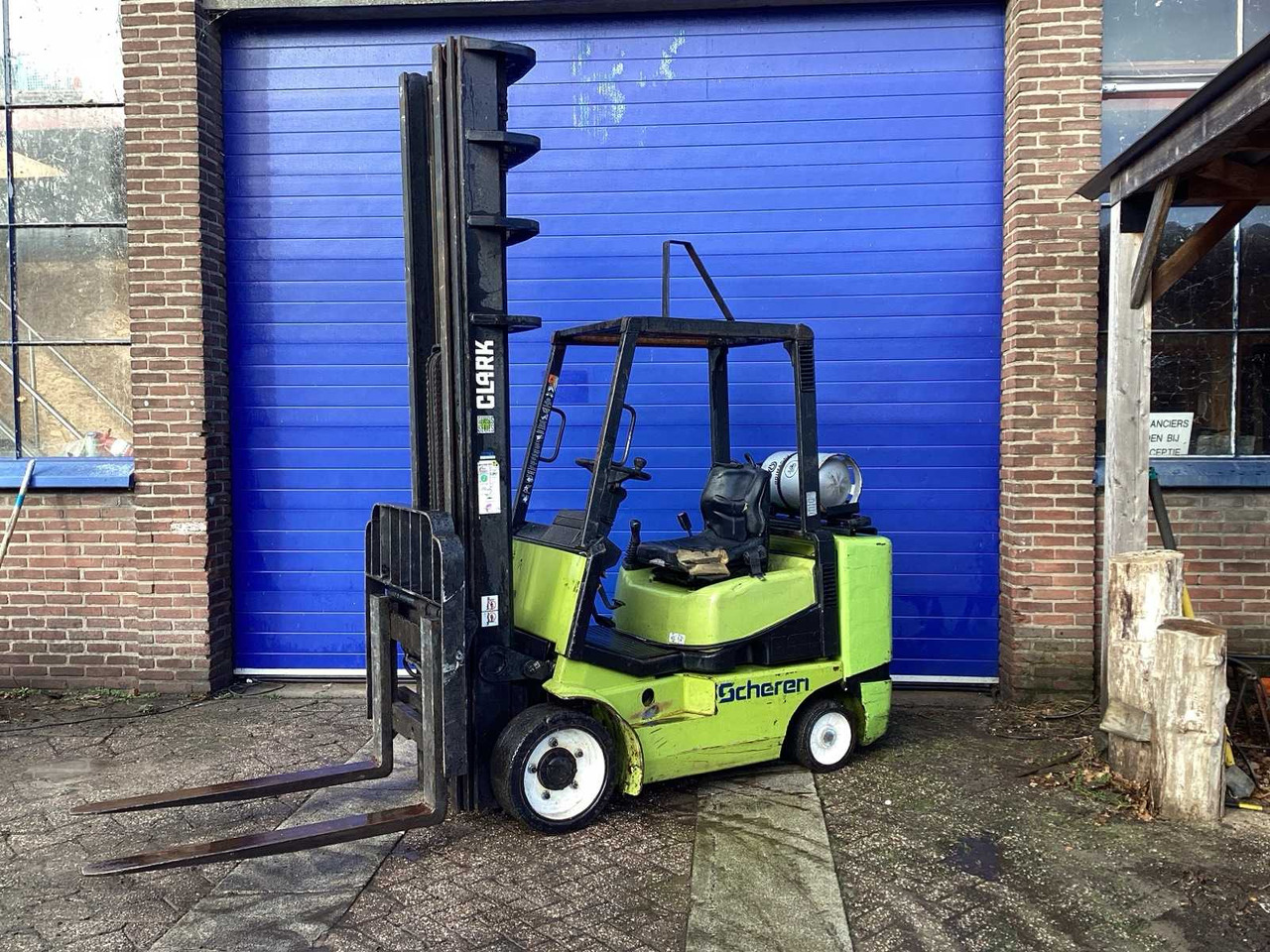 1999 CLARK CGC30 FORKLIFT 7300 MM - Forklift: picture 1 1999 CLARK CGC30 FORKLIFT 7300 MM - Forklift: picture 1