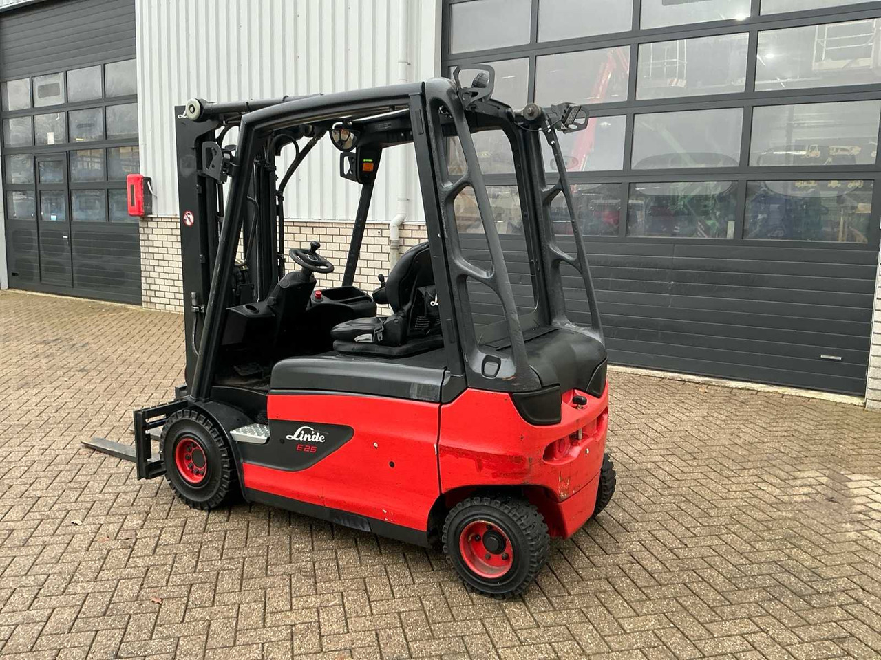 2017 LINDE E25L-01 FORKLIFT TRUCK - Forklift: picture 3 2017 LINDE E25L-01 FORKLIFT TRUCK - Forklift: picture 3