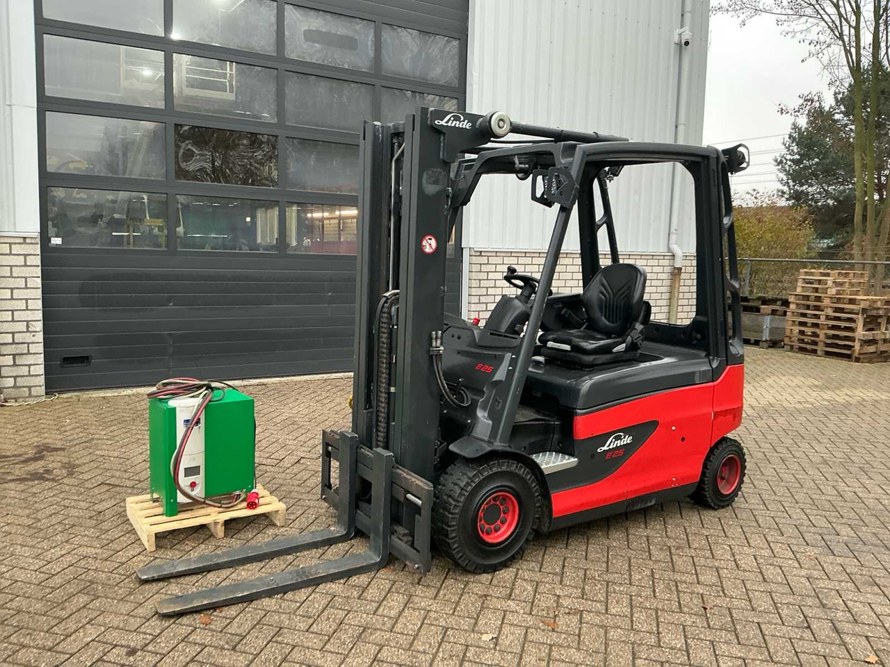 2017 LINDE E25L-01 FORKLIFT TRUCK - Forklift: picture 1 2017 LINDE E25L-01 FORKLIFT TRUCK - Forklift: picture 1