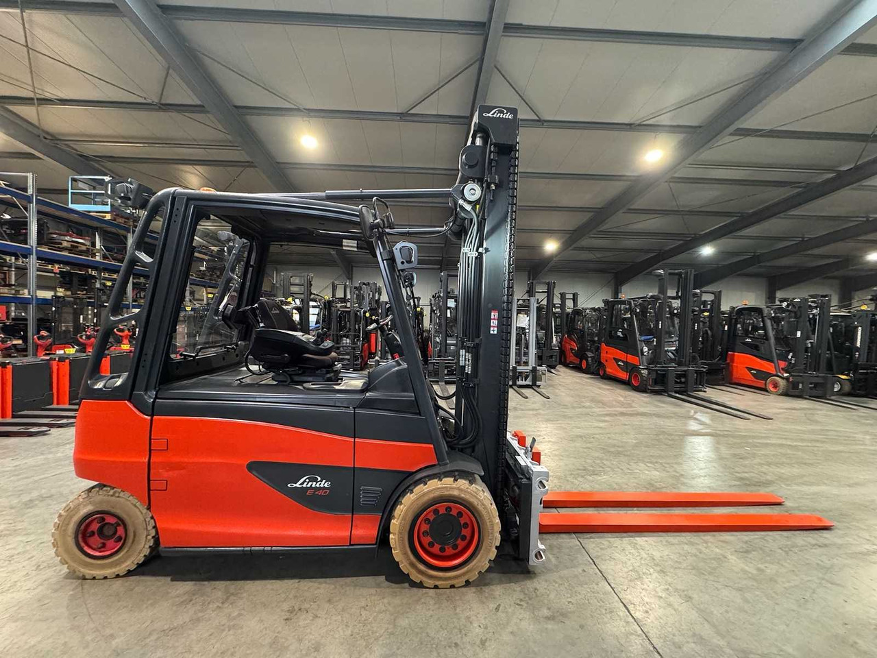 2018 LINDE E40 4.000KG 3.+4. VALVE FORK ADJUSTER ELECTRIC FORKLIFT BATTERY 51/2019 - Forklift: picture 4 2018 LINDE E40 4.000KG 3.+4. VALVE FORK ADJUSTER ELECTRIC FORKLIFT BATTERY 51/2019 - Forklift: picture 4