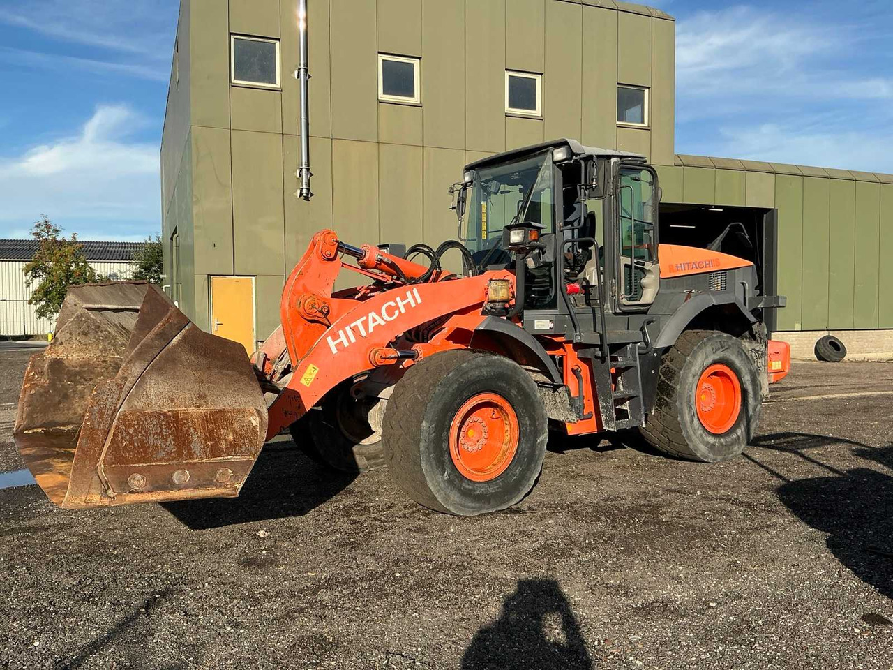 Hitachi ZW180 - Wheel loader: picture 2 Hitachi ZW180 - Wheel loader: picture 2