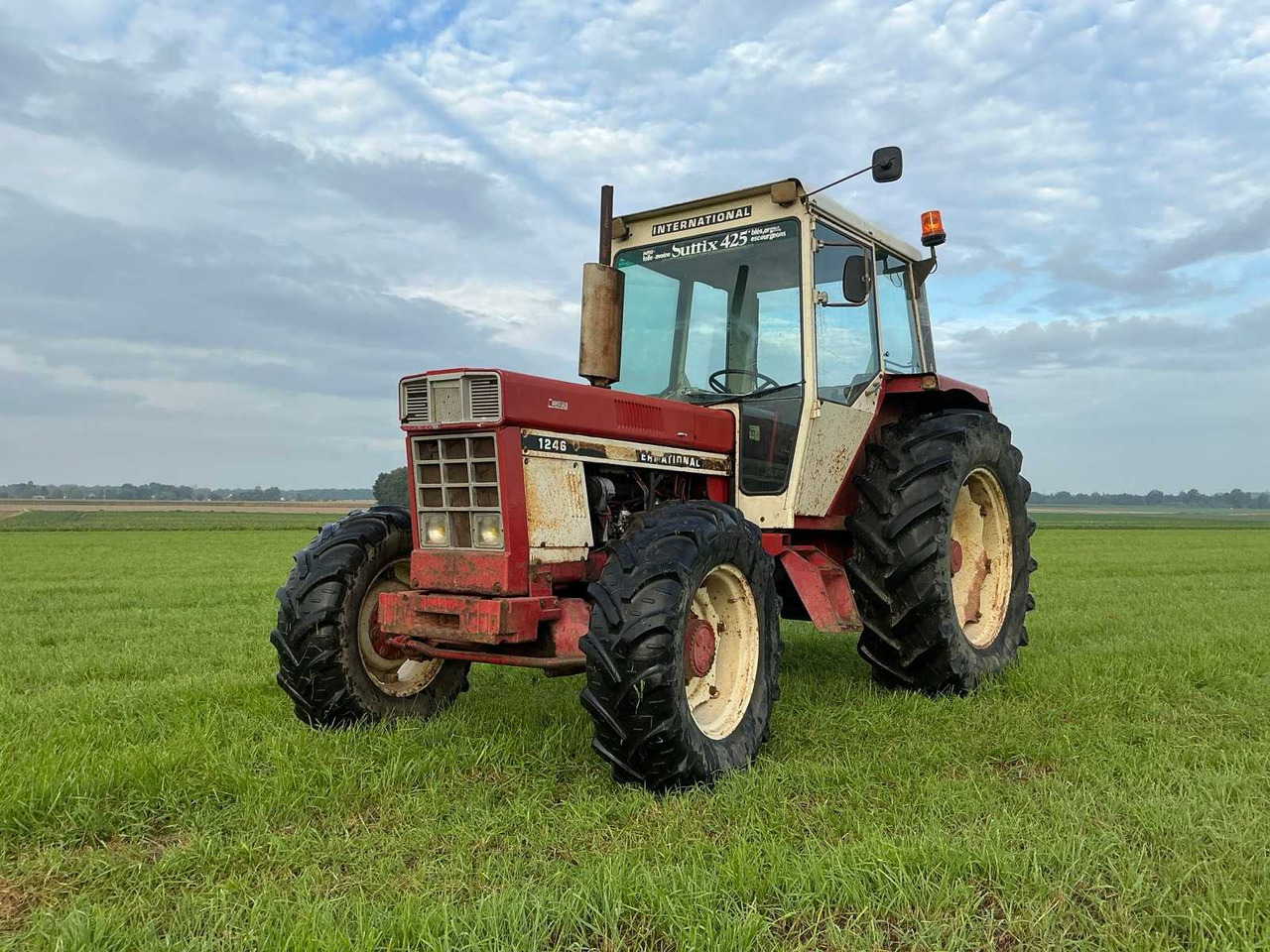 International 1246 - Farm tractor: picture 1 International 1246 - Farm tractor: picture 1