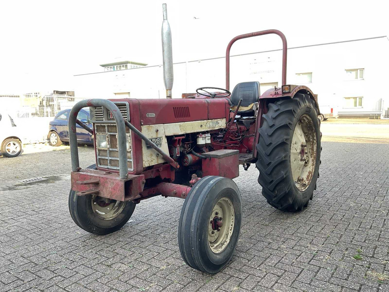 International 453 - Farm tractor: picture 2 International 453 - Farm tractor: picture 2