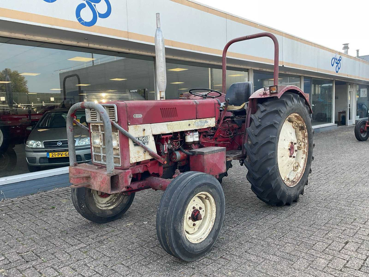 International 453 - Farm tractor: picture 1 International 453 - Farm tractor: picture 1