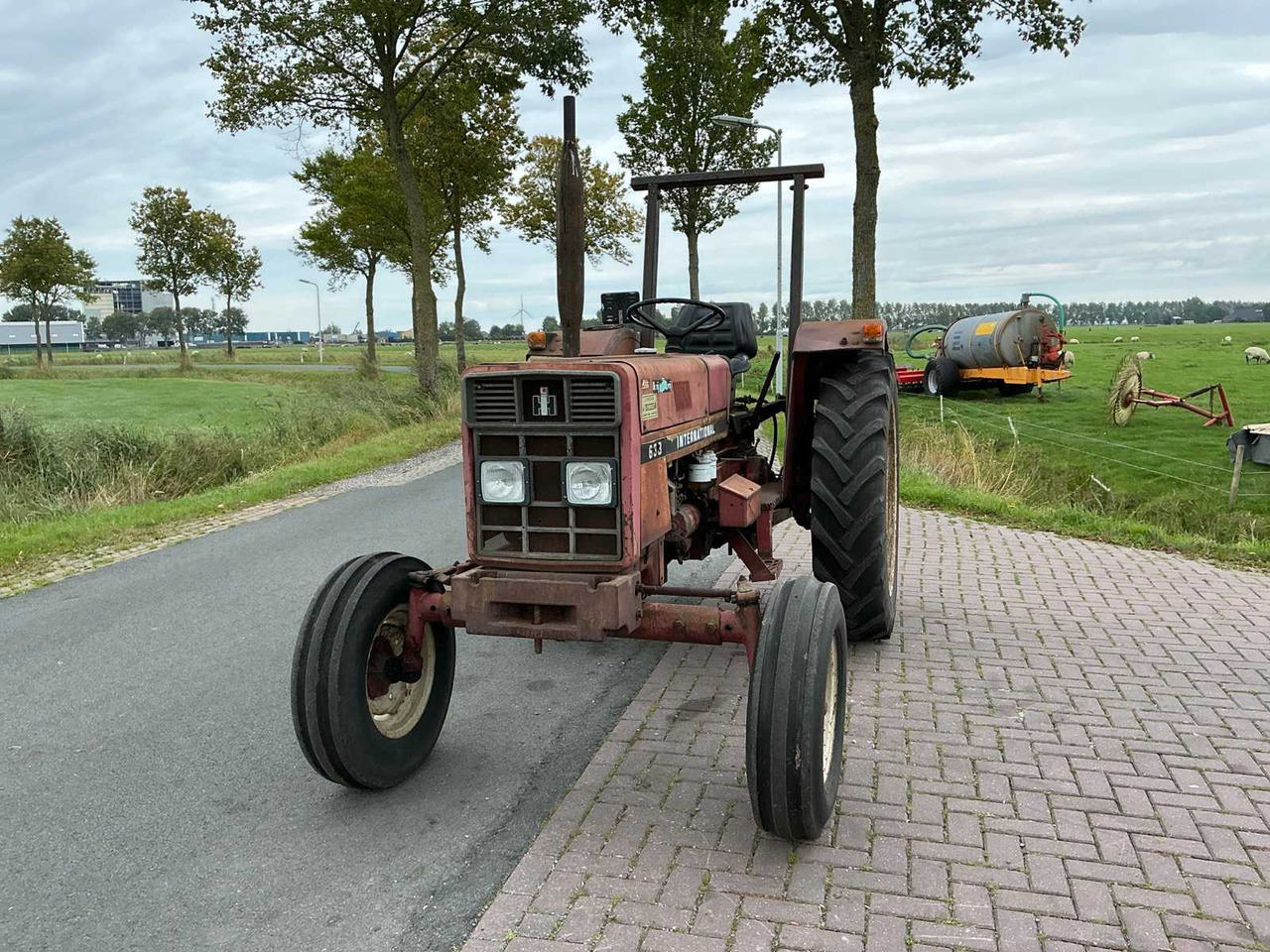 International 633 - Farm tractor: picture 2 International 633 - Farm tractor: picture 2