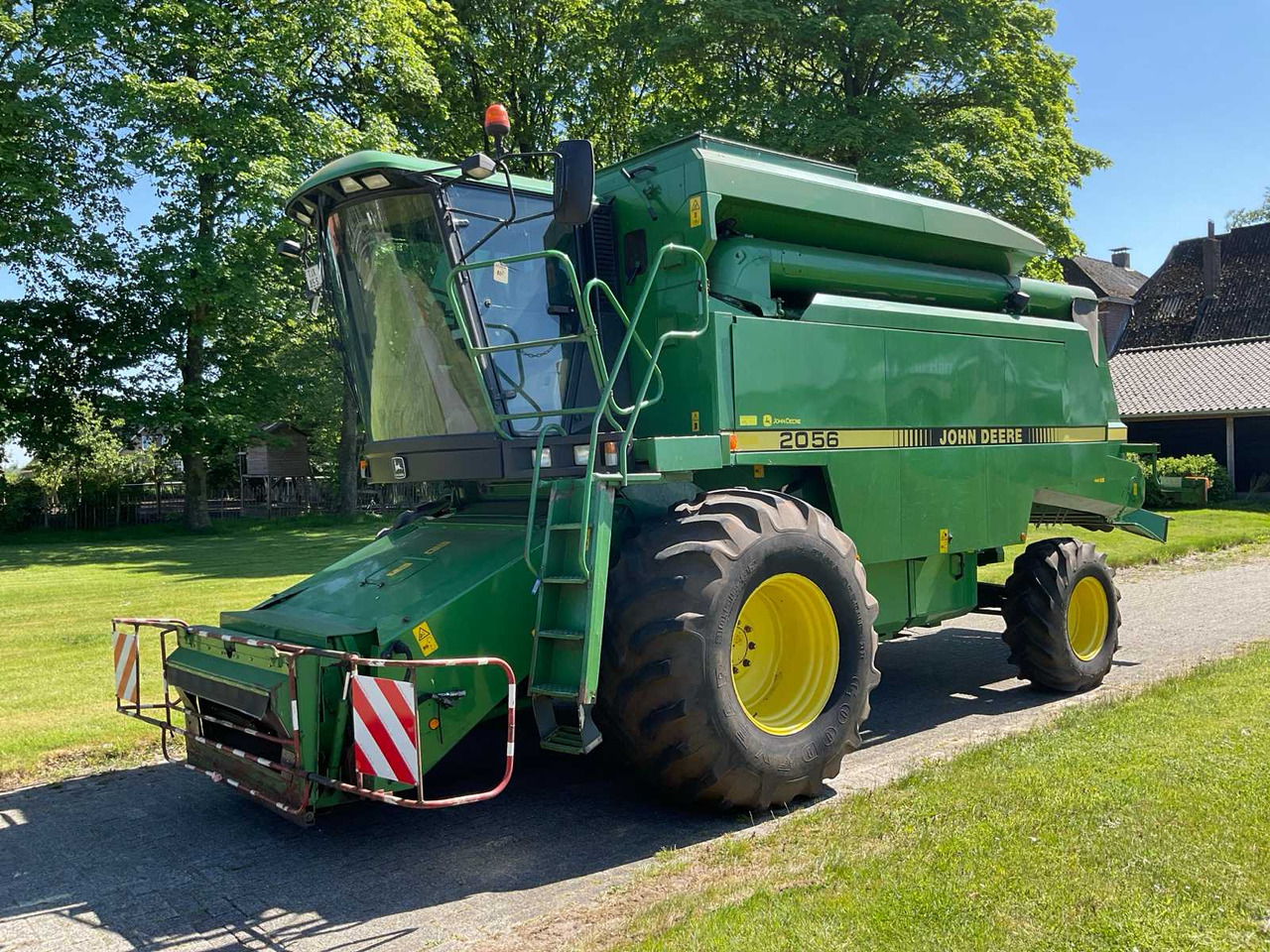 John Deere 2056 - Combine harvester: picture 1 John Deere 2056 - Combine harvester: picture 1