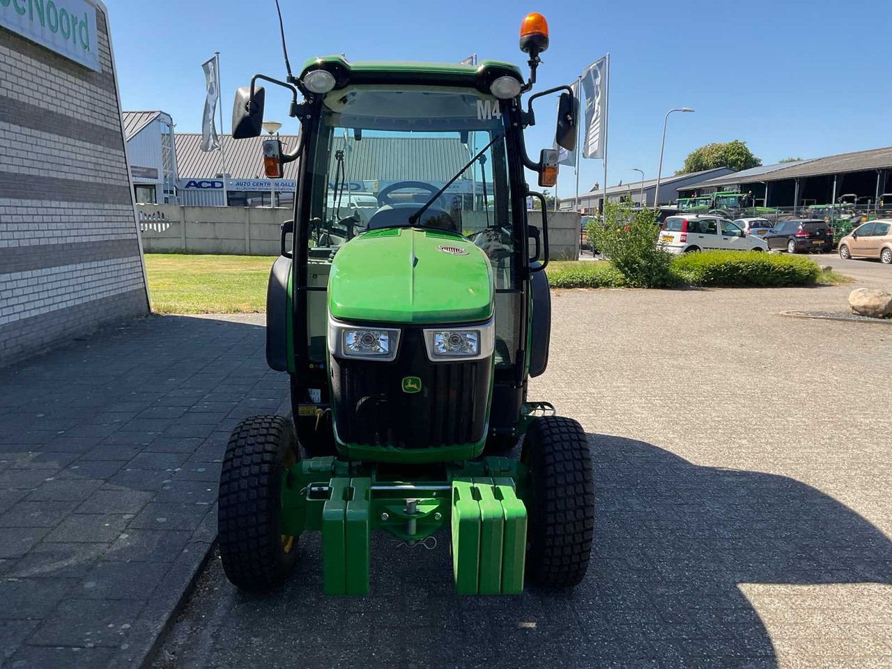John Deere 3046R - Compact tractor: picture 5 John Deere 3046R - Compact tractor: picture 5